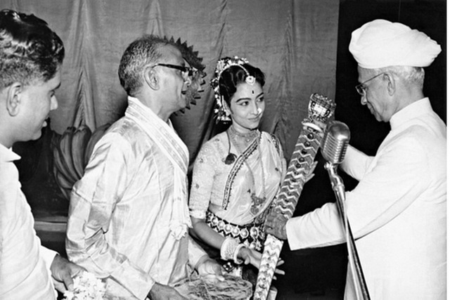 Former President Radhakrishnan presenting Yamini with a gold braid jewel for her performance of Bhama Kalapam.